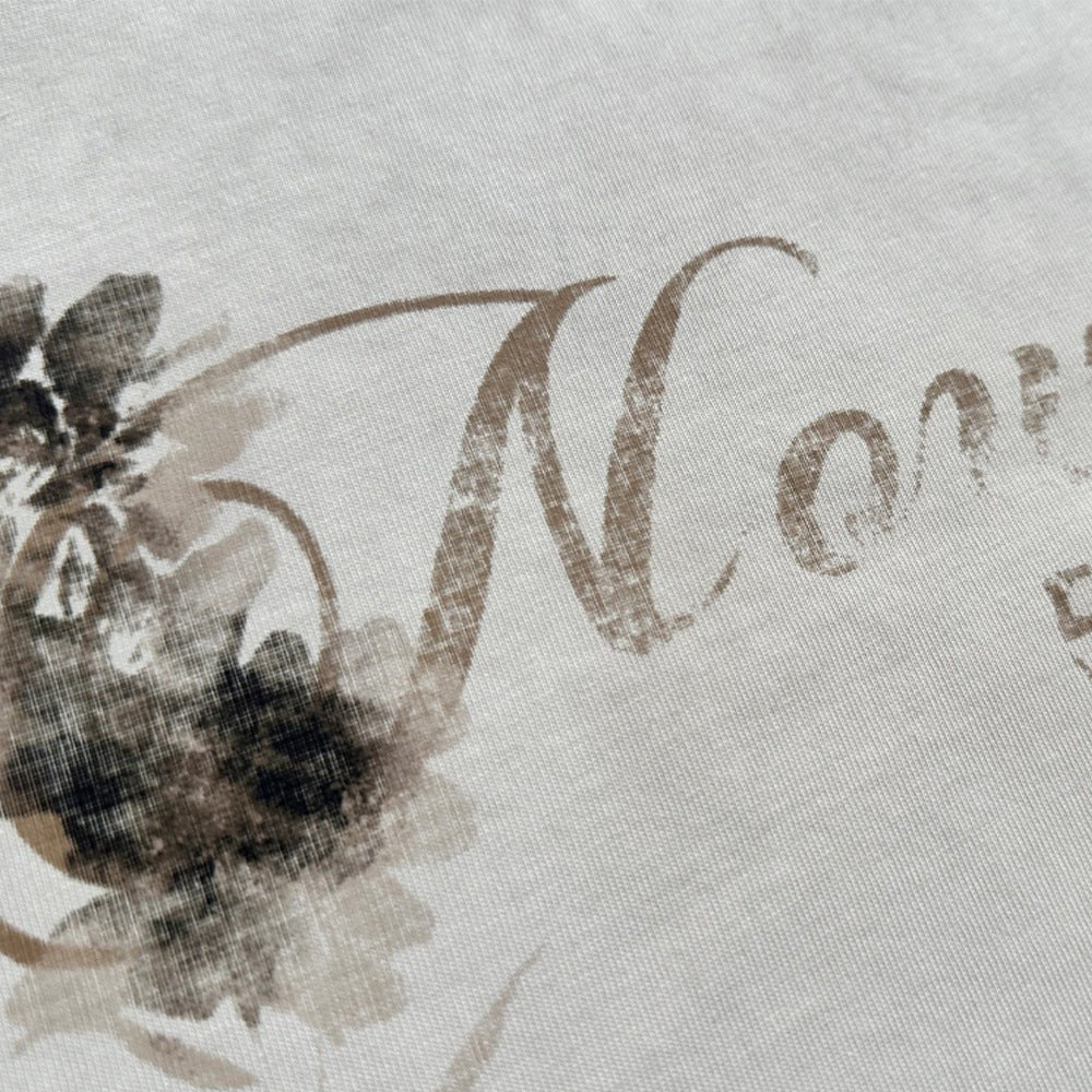 Gradual letter spray painting for old dirty short sleeved T-shirt